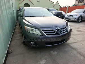Toyota Camry XLE 4dr Sedan (2.5L 4cyl 6A) 2011 Gray