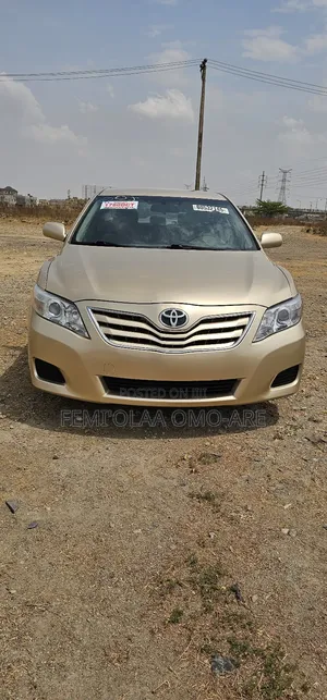 Toyota Camry LE 4dr Sedan (2.5L 4cyl 6AM) 2010 Gold