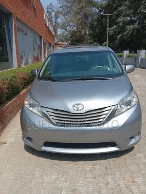 Toyota Sienna 2016 Silver