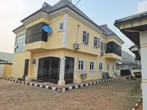 3bdrm Block of Flats in Ogunwenyi, Gra, Benin City for sale