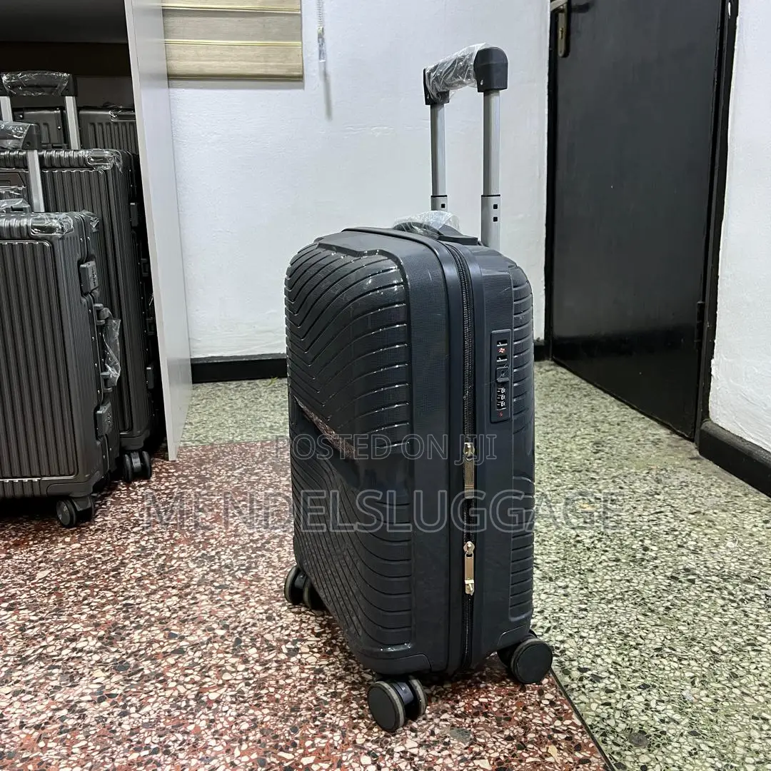 Dark Gray Hard-Shell Spinner Suitcase With Modern Design