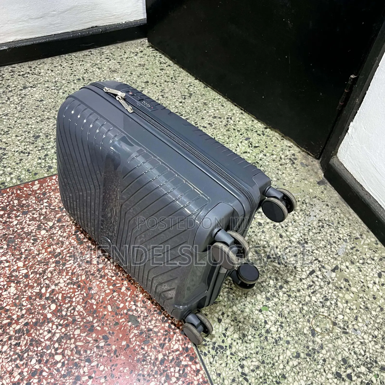 Small Dark Gray Spinner Suitcase With Hard-Shell Body
