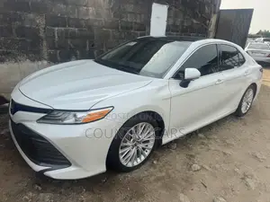 Toyota Camry XLE FWD (2.5L 4cyl 8AM) 2018 Off white
