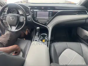 Toyota Camry XLE FWD (2.5L 4cyl 8AM) 2018 Off white