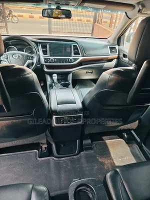 Toyota Highlander XLE 4dr SUV AWD (3.5L 6cyl 6A) 2015 Gold