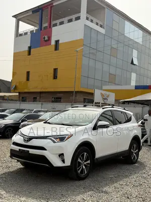 Toyota RAV4 XLE AWD (2.5L 4cyl 6A) 2017 White