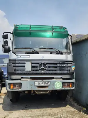 Clean Foreign Used Mercedes Benz Garbage Compactor Truck