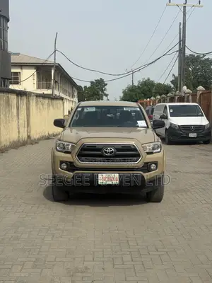 Toyota Tacoma SR5 2017 Gold