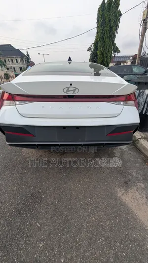 Hyundai Elantra 2025 White