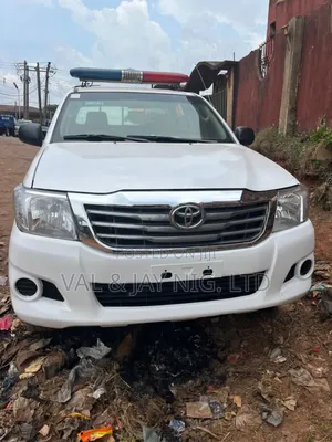 Toyota Hilux SR 4x4 2013 White