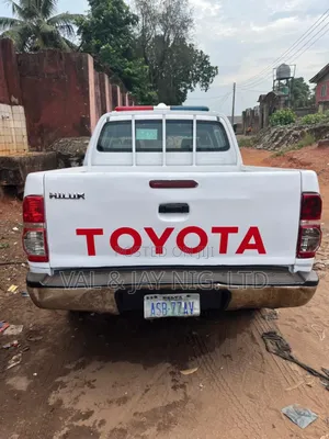 Toyota Hilux SR 4x4 2013 White