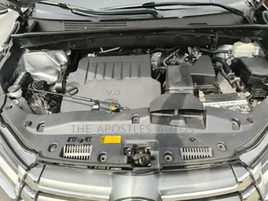 Toyota Highlander XLE V6 4x4 (3.5L 6cyl 6A) 2016 Silver
