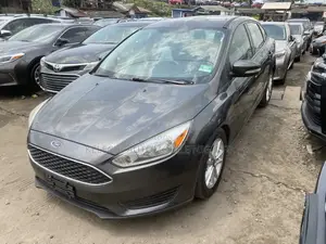Ford Focus SE Sedan FWD (1.0L 3cyl 5M) 2016 Gray