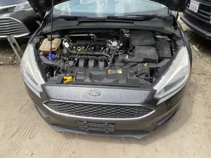 Ford Focus SE Sedan FWD (1.0L 3cyl 5M) 2016 Gray