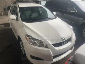 Toyota Matrix S Hatchback AWD (2.4L 4cyl 4A) 2010 White