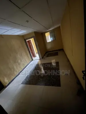 3bdrm Block of Flats in Ajadi, Ologuneru for rent
