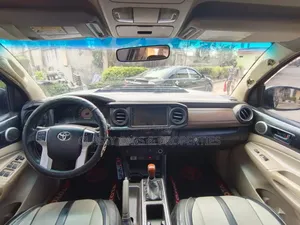 Toyota Tacoma SR5 2017 Gray
