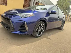 Toyota Corolla SE (1.8L 4cyl 6M) 2018 Blue