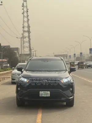Toyota RAV4 XLE 2021 Blue