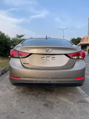 Hyundai Elantra SE 4dr Sedan (1.8L 4cyl 6M) 2015 Gold
