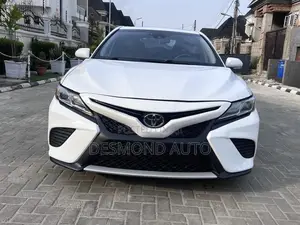 Toyota Camry SE (2.5L 4cyl 8A) 2019 White