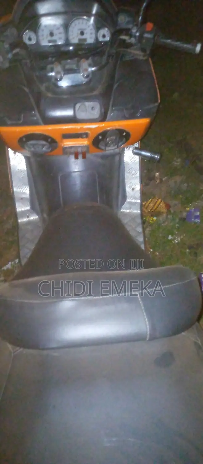 Suzuki Burgman 2019 Orange