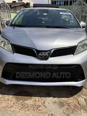 Toyota Sienna SE (3.5L 6cyl 8A) 2018 Gray