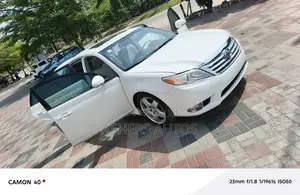 Toyota Avalon Limited Sedan FWD (3.5L 6cyl 6A) 2011 White