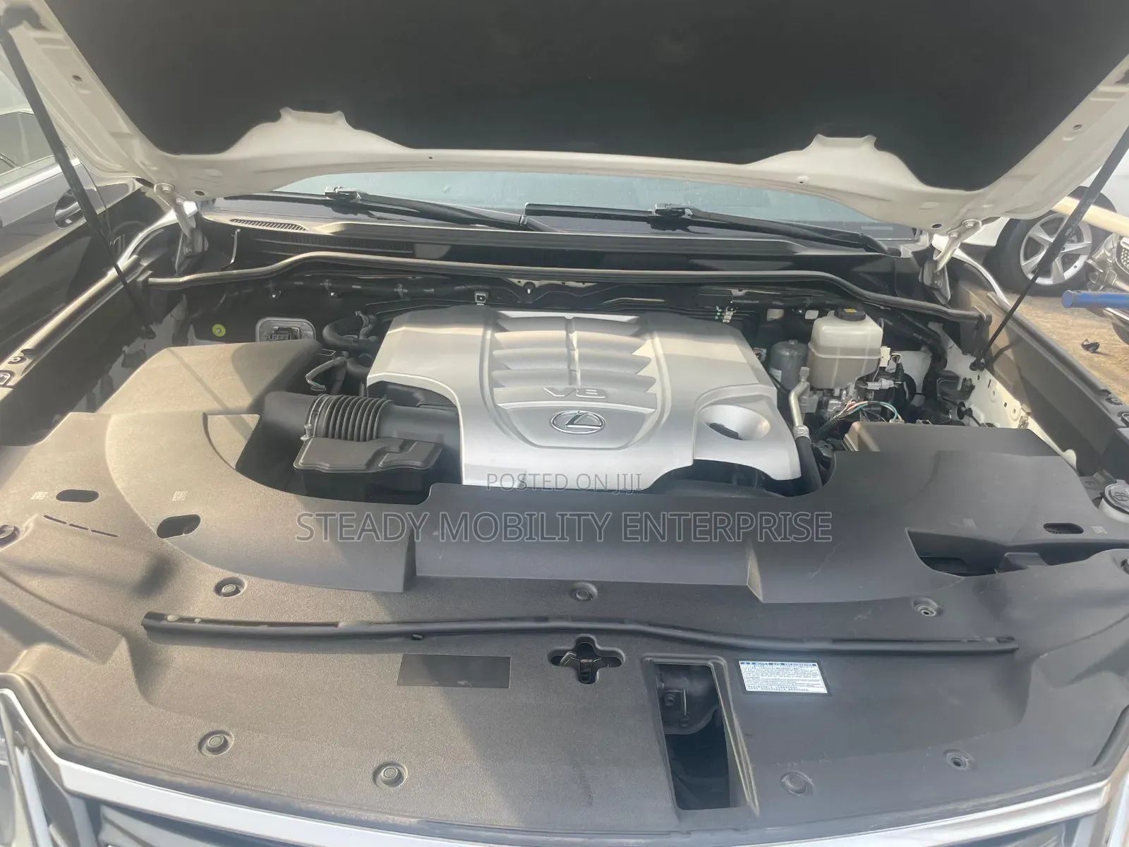 Lexus LX 570 AWD 2019 White
