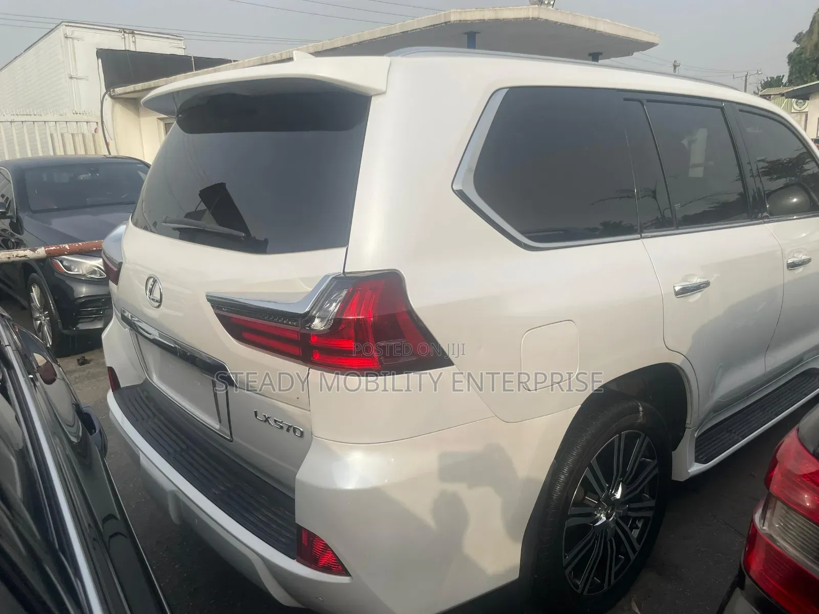 Lexus LX 570 AWD 2019 White