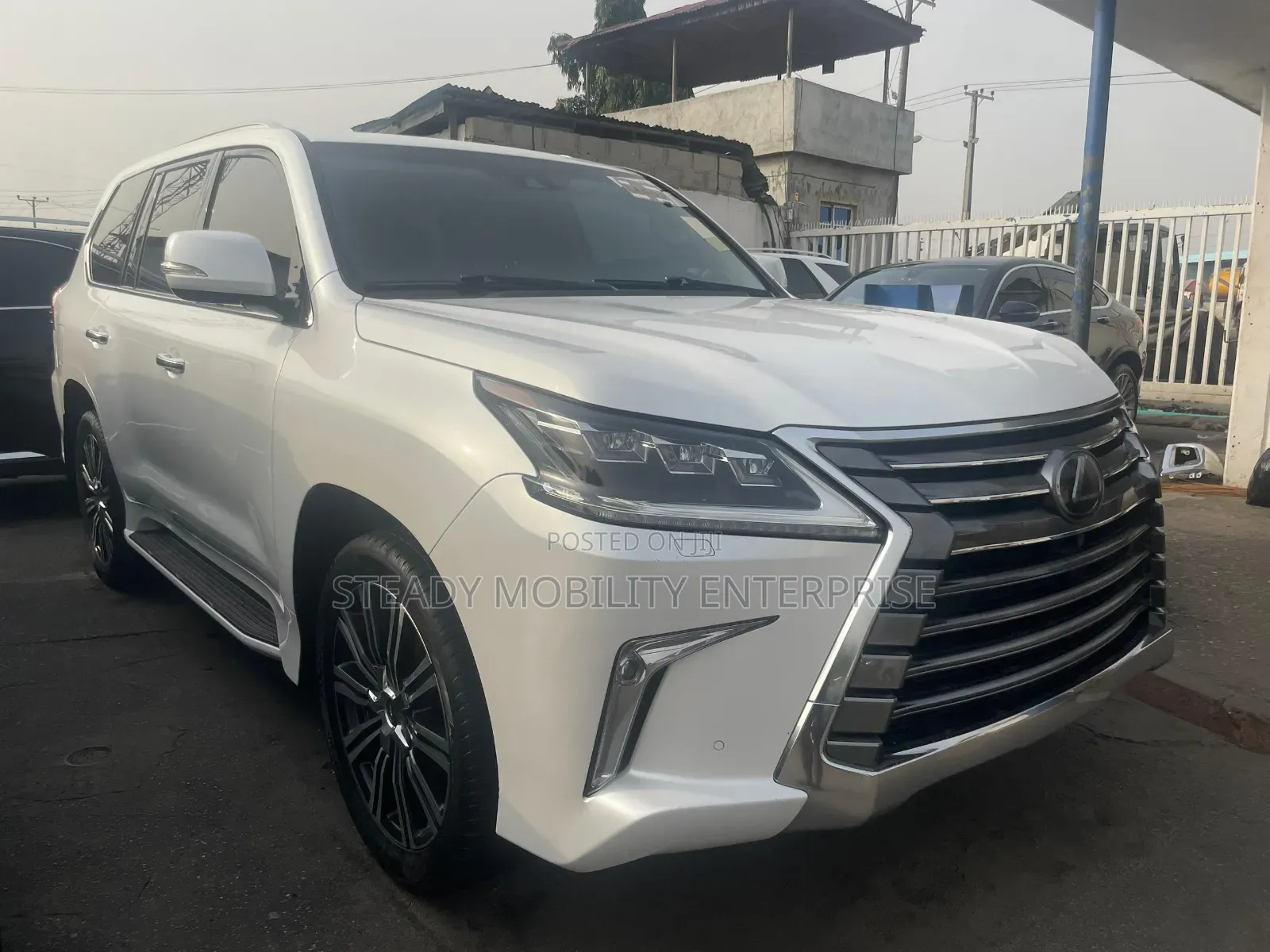 Lexus LX 570 AWD 2019 White
