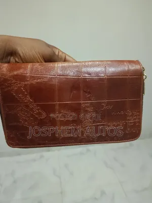 Leather Designer Purse Is Up for Grab to the Fastest Fingers First