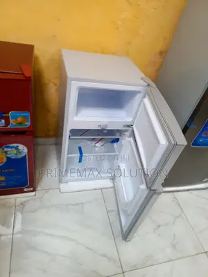 Modern 90l Silver Mini Bar Fridge – Countertop Cooling Solution