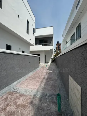 4bdrm Duplex in New Road, Chevron for sale