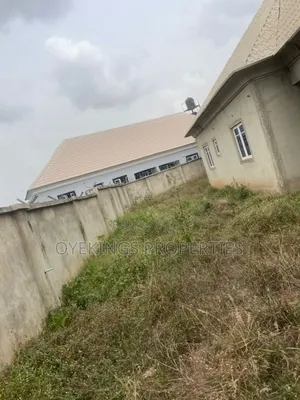 5bdrm Block of Flats in Akoto Estate, Akala Express for sale