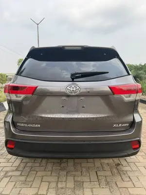 Toyota Highlander XLE 4dr SUV AWD (3.5L 6cyl 6A) 2015 Brown