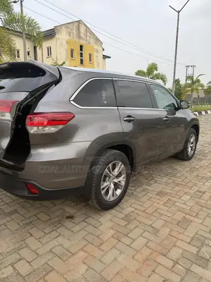 Toyota Highlander XLE 4dr SUV AWD (3.5L 6cyl 6A) 2015 Brown