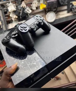 Very Clean Ps4 With 8 Games and 2 Pad for Sale
