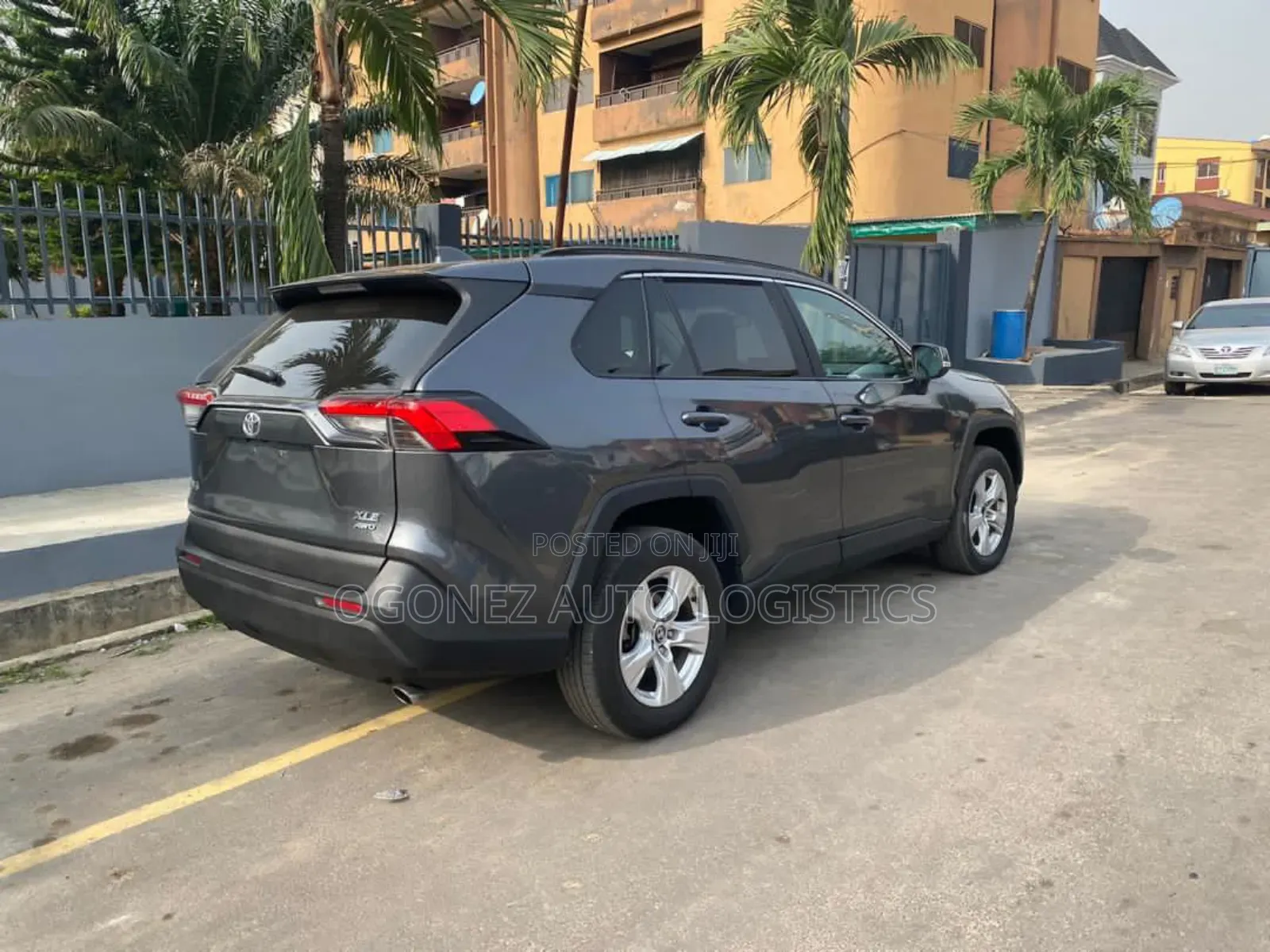 Toyota RAV4 XLE 2021 Gray