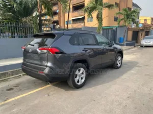Toyota RAV4 XLE 2021 Gray