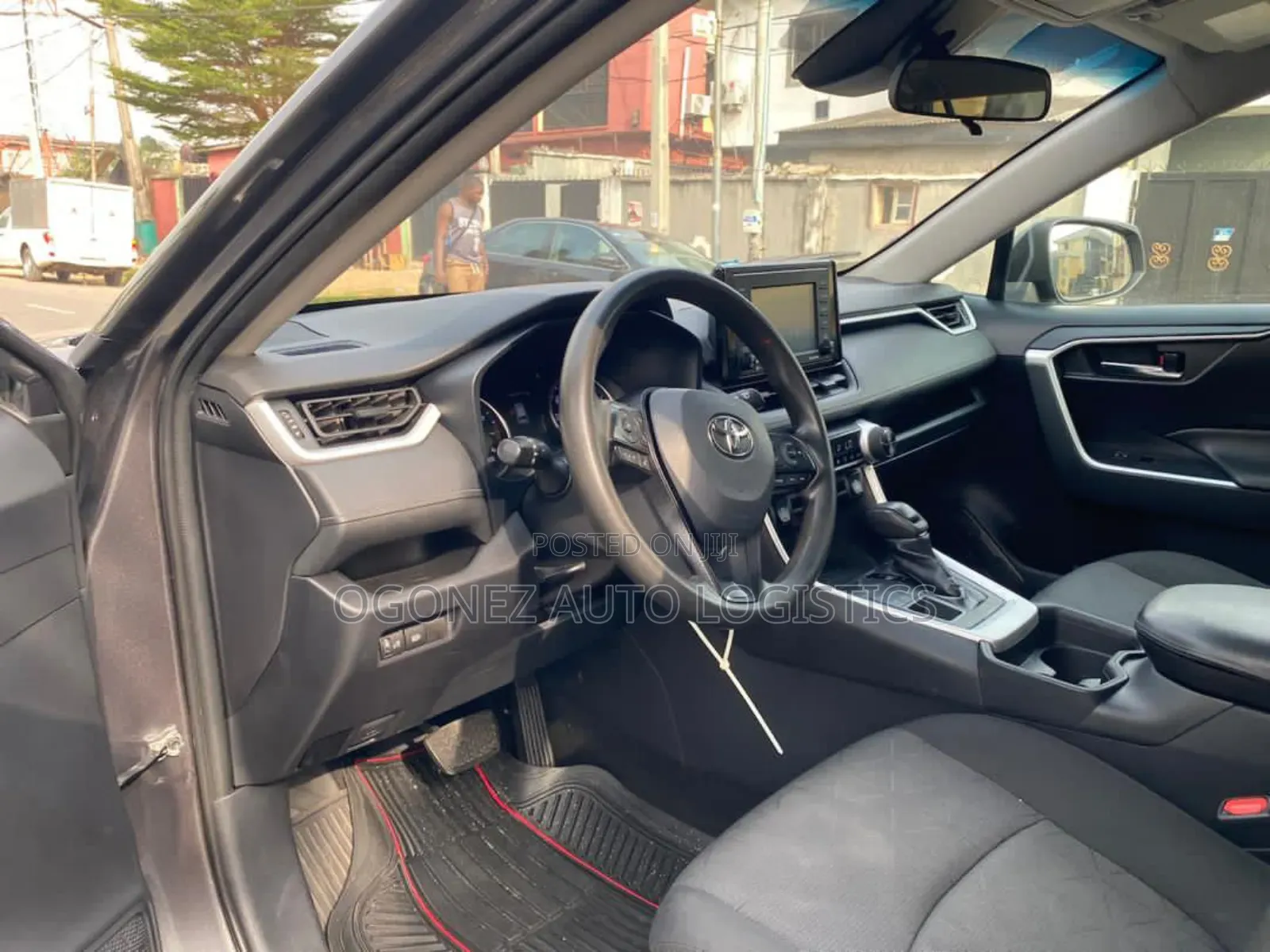 Toyota RAV4 XLE 2021 Gray