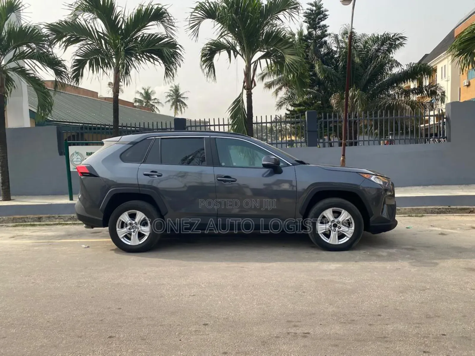 Toyota RAV4 XLE 2021 Gray