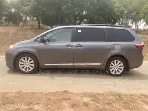 Toyota Sienna XLE Premium 8 Passenger (3.5L 6cyl 8A) 2017 Gray