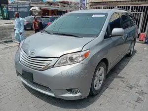 Toyota Sienna 2015 Silver