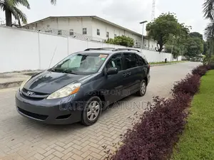 Toyota Sienna LE 2009 Gray