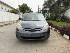 Toyota Sienna LE 2009 Gray
