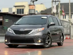 Toyota Sienna SE Premium 8 Passenger (3.5L 6cyl 8A) 2017 Gray