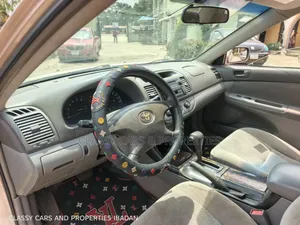 Toyota Camry LE 4dr Sedan (2.4L 4cyl 5M) 2003 Gold