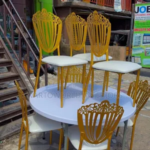 Round Table And Chiavari Chairs