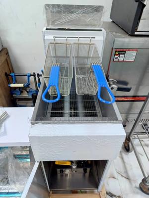 Double Bowl Standing Gas Deep Fryer
Neatly Used.